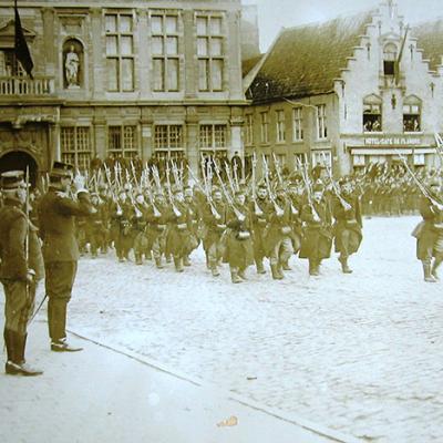 Koning Albert I tijdens een defilé van het 7de Linie in Veurne