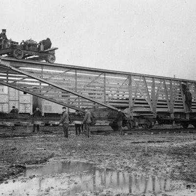 Voorgemonteerde stukken voor de aanleg van spoorlijnen nabij Veurne, 1916