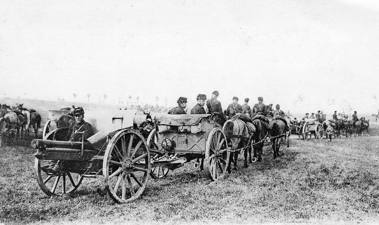 Batterie de canons de 75 mm TR en mouvement, 1914