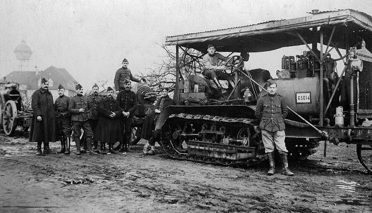 Ein landwirtschaftlicher Traktor des Types 'Holt Caterpillar' von 11 Tonnen