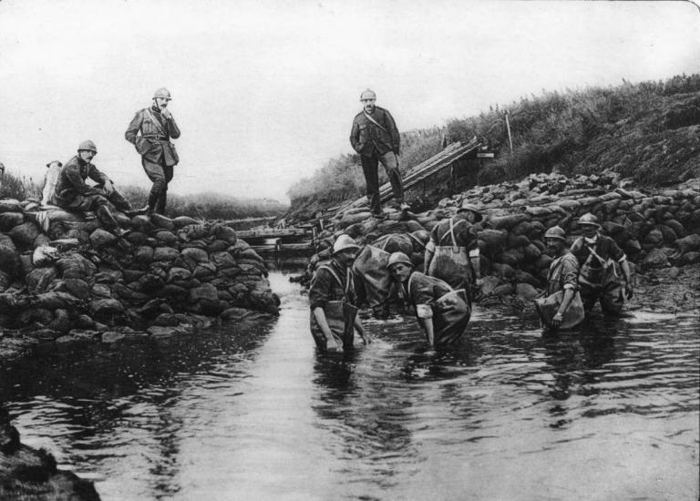 Repairs to the banks of the Yser