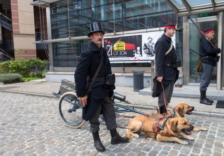 Deux militaires revêtus d'anciens uniformes avec un attelage pour chiens