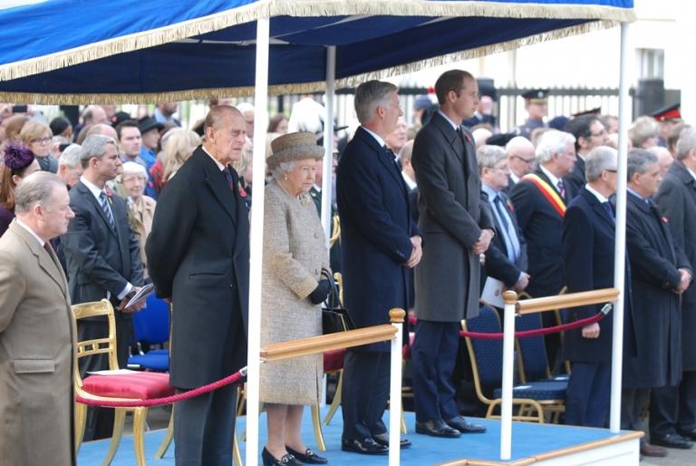 Koningin Elisabeth II huldigt de herdenkingstuin in, samen met onze koning Filip.